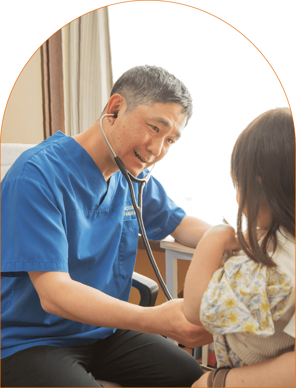 院長・田村先生が子どもに聴診器を当てながら、子どもの様子に気を配っています。